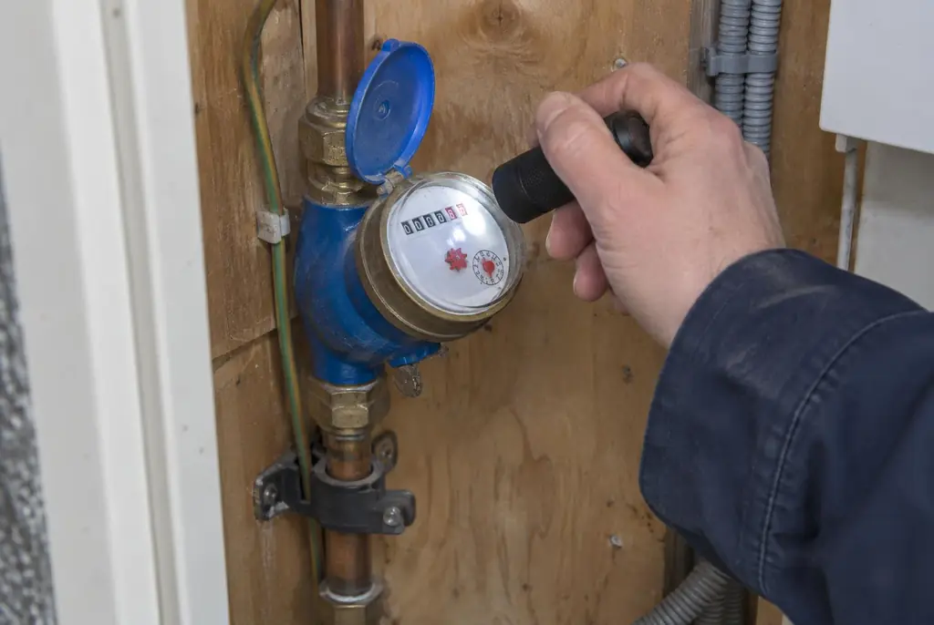 Lekdetectie Driebergen-Rijsenburg – watermeter in de meterkast controleren met een zaklamp